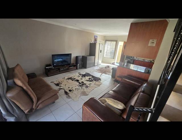 2 BEDROOM TOWNHOUSE FOR SALE IN ANNLIN